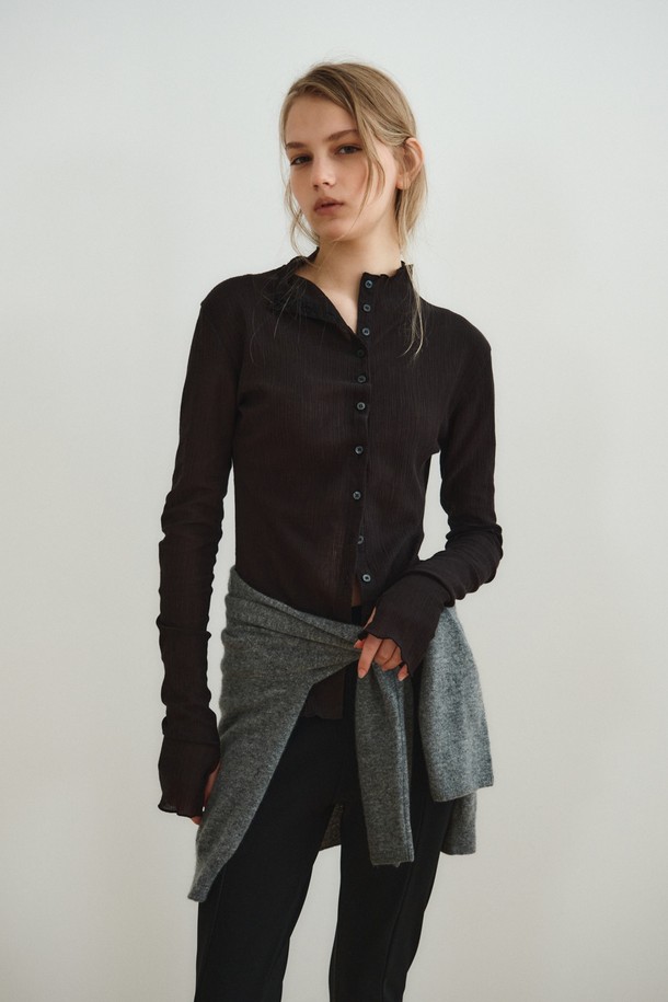 텍스처드 버튼 탑_블랙은 부드러운 면과 폴리에스테르 혼방 소재로 제작되어 봄, 가을에 착용하기 좋은 긴소매 티셔츠입니다. 하이넥 디자인에 루즈핏으로 편안한 착용감을 선사하며, 텍스처드 패턴이 은은한 포인트를 더합니다. 블랙, 아이보리, 브라운 세 가지 컬러로 출시되어 다양한 스타일 연출이 가능하며, 버튼 디테일과 소매 버튼 장식이 돋보입니다. 데이트룩, 카페룩 등 다양한 TPO에 미니멀, 클래식, 캐주얼 무드로 활용하기 좋으며, 곡선 실루엣과 레이어드 스타일링이 용이합니다.
