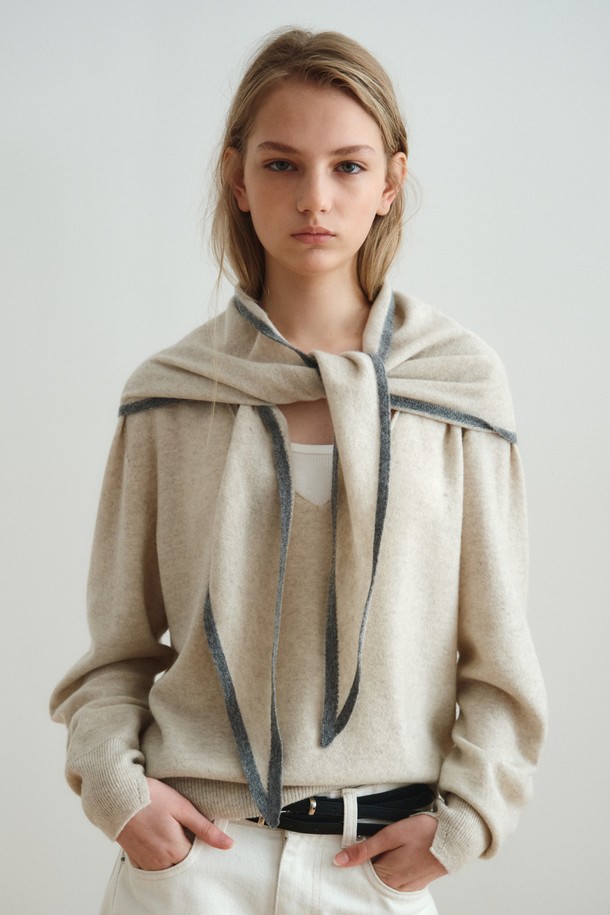 [12/10 예약 배송] 울 캐시미어 라인 머플러_페일 베이지는 부드러운 촉감의 울과 캐시미어 혼방 소재로 제작되어 가을, 겨울철 보온성을 책임지는 머플러입니다. 베이직하면서도 미니멀한 스타일로, 출근룩이나 모임룩 등 다양한 TPO에 활용하기 좋습니다. 삼각형 형태로 디자인되었으며, 양 끝단에 컬러 라인 디테일을 더해 포인트를 주었습니다. 페일 베이지 색상은 어떤 스타일에도 자연스럽게 어울리며, 장기간 사용해도 질리지 않는 매력을 선사합니다. 클래식, 미니멀, 캐주얼 등 폭넓은 스타일에 매치하여 멋스러운 겨울 스타일을 완성해 보세요.
