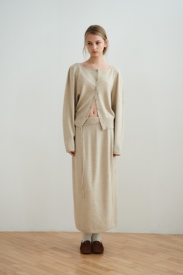 볼륨 롱 니트 스커트 (오트밀)는 간절기에 입기 좋은 여성용 니트 스커트입니다. A라인 핏으로 제작되어 미니멀하고 베이직한 스타일을 연출하며, 부드러운 촉감의 울, 레이온, 나일론, 폴리에스터 혼방 소재로 제작되어 편안함을 선사합니다. 두꺼운 두께감과 볼륨감 있는 실루엣, 자연스러운 드레이핑이 특징이며, 매칭 스트랩이 포함되어 다양한 스타일링을 가능하게 합니다. 데이트룩, 카페룩과 같은 TPO에 적합하며, 미니멀, 클래식, 캐주얼 스타일을 즐겨 입는 분들께 추천합니다.
