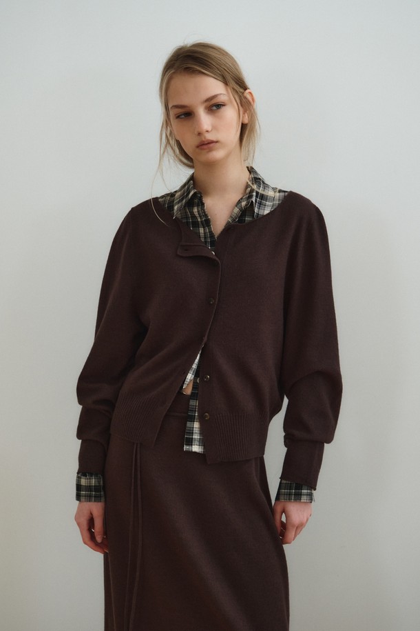 볼륨 슬리브 가디건_다크 브라운은 여성스러운 분위기를 연출하는 간절기용 니트/스웨터입니다. 부드러운 촉감의 울, 레이온, 나일론, 폴리에스터 혼방 소재로 제작되었으며, 와이드넥 디자인과 볼륨 소매 디테일이 특징입니다. 홀가먼트 니팅 기법으로 제작되어 자연스러운 실루엣을 선사하며, 데이트룩, 카페룩, 모임룩 등 다양한 TPO에 어울립니다. 클래식, 미니멀, 로맨틱 스타일을 즐기는 분들께 추천하며, 볼륨 롱 니트 스커트와 세트 구성으로 페미닌한 무드를 극대화할 수 있습니다. 다크 브라운과 오트밀 두 가지 색상으로 만나보세요.
