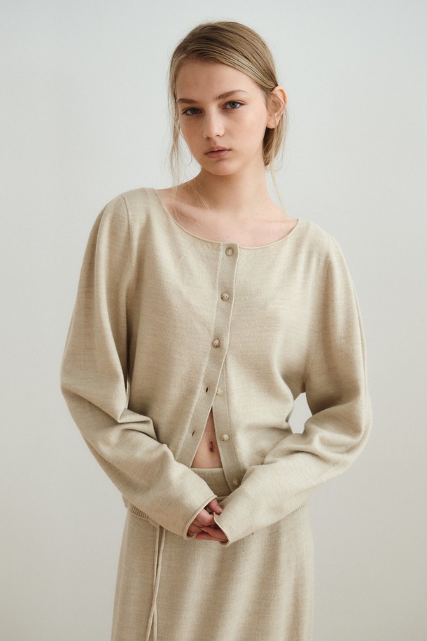 볼륨 슬리브 가디건_오트밀은 여성 상의 카테고리의 니트/스웨터 상품입니다. 부드러운 텍스처의 울, 레이온, 나일론, 폴리에스터 혼방 소재로 제작되었으며, 봄, 가을에 착용하기 좋습니다. 루즈핏 크롭 기장의 라운드넥 디자인으로, 미니멀하고 베이직한 스타일을 연출합니다. 볼륨 슬리브 디테일과 홀가먼트 니트 기법을 사용하여 부드러운 실루엣을 강조하며, 데이트룩, 카페룩, 모임룩에 잘 어울립니다. 'VOLUME LONG KNIT SKIRT'와 함께 세련된 세트 스타일링을 완성할 수 있습니다.
