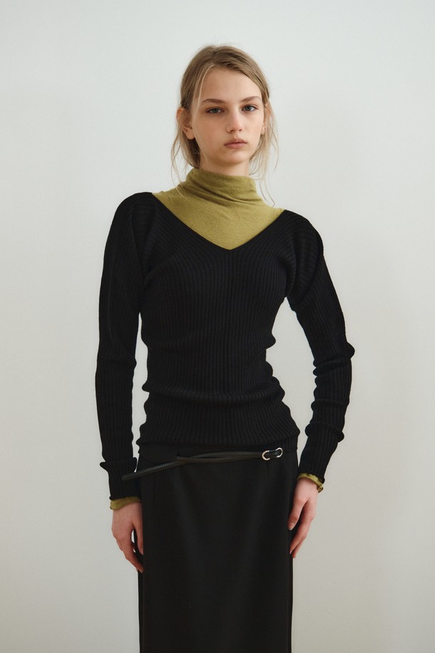 **SEAMLESS RIB TOP_블랙**

부드러운 촉감의 슬림핏 '심리스 립 탑'입니다. 울과 아크릴 혼방 소재로 제작되어 가을, 겨울에 착용하기 좋으며, 얇은 두께감으로 편안함을 선사합니다. 라운드넥 디자인에 긴 소매와 골지 패턴, 블랙 및 다크브라운 컬러로 미니멀하고 베이직한 스타일을 연출합니다. 홀가먼트 니팅 기법과 뛰어난 신축성, 드레이프성이 특징이며, 데이트룩, 카페룩, 겨울 데일리룩 등 다양한 시간과 장소와 경우에 활용 가능합니다.