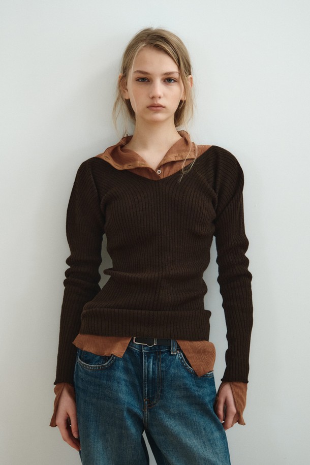 **SEAMLESS RIB TOP_다크 브라운**

부드러운 촉감의 'SEAMLESS RIB TOP(심리스 립 탑)' 다크 브라운 컬러입니다. 가을, 겨울 시즌에 어울리는 슬림핏의 긴소매 라운드넥 니트로, 미니멀하고 베이직한 스타일을 연출합니다. 울과 아크릴 혼방 소재에 홀가먼트 니팅 공법을 적용하여 신축성이 뛰어나며, 심리스 구조로 편안한 착용감을 선사합니다. 다크 브라운과 블랙 두 가지 색상으로 출시되어, 데이트룩, 카페룩, 겨울 데일리룩 등 다양한 TPO에 활용하기 좋습니다. 골지 패턴이 돋보이는 디자인으로, 미니멀, 클래식, 시크한 스타일을 즐기는 여성분들께 추천합니다.
