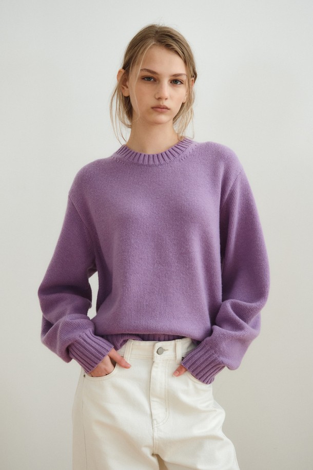 캐시미어 블렌드 라운드 탑_퍼플은 부드러운 촉감의 캐시미어 블렌드 소재로 제작되어 가을, 겨울 시즌에 따뜻하게 착용하기 좋은 여성 니트 스웨터입니다. 세미 오버핏 실루엣과 클래식한 라운드넥 디자인이 특징이며, 미니멀하고 베이직한 스타일을 연출합니다. 퍼플 컬러와 무지 패턴으로 어떤 하의와도 잘 어울려 데일리룩, 카페룩 등 다양한 TPO에 활용 가능합니다. 긴 소매 기장으로 포근함을 더하며, 루즈핏과 오버핏으로 편안한 착용감을 제공하여 폭넓은 스타일을 소화할 수 있습니다.
