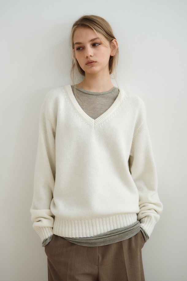 캐시미어 블렌드 브이넥 탑은 부드러운 촉감과 포근함을 선사하는 여성용 니트/스웨터입니다. 아이보리, 화이트 두 가지 색상으로 출시되어 미니멀하고 베이직한 스타일을 연출하기 좋습니다. 가을, 겨울 시즌에 두꺼운 두께감으로 따뜻하게 착용할 수 있으며, 루즈핏 디자인으로 편안한 착용감을 제공합니다. 데일리룩, 카페룩, 데이트룩 등 다양한 TPO에 활용 가능하며, 미니멀, 클래식, 캐주얼 스타일을 즐겨 입는 분들께 추천합니다. 특히, 캐시미어 혼방 소재로 제작되어 고급스러운 분위기를 더합니다.
