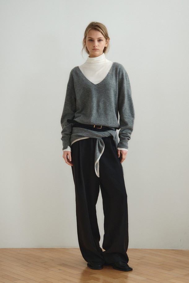 울 캐시미어 딥 브이넥 탑_그레이는 부드러운 촉감의 울 90%, 캐시미어 10% 혼방 소재로 제작되어 가을, 겨울에 따뜻하게 착용하기 좋습니다. 베이직하고 미니멀한 스타일로, 레귤러 핏과 긴 소매 기장, 얇은 두께의 브이넥 디자인이 특징입니다. 심리스 구조로 제작되어 편안한 착용감을 선사하며, 레이어드하여 다양한 스타일을 연출할 수 있습니다. 겨울 데일리룩, 카페룩, 모임룩 등 폭넓은 TPO에 활용 가능하며, 클래식, 미니멀, 캐주얼 스타일을 모두 소화합니다. 그레이와 베이지 색상으로 출시되었습니다.
