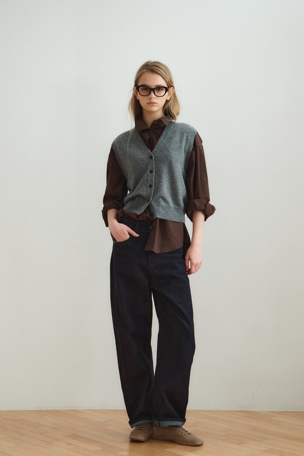 WOOL CASHMERE BLEND VEST_GREY (울 캐시미어 블렌드 베스트_그레이)는 울 90%, 캐시미어 10% 혼방 소재로 제작되어 부드러운 촉감을 자랑하는 베스트입니다. 라운드넥과 민소매 디자인으로, 레귤러핏의 편안한 착용감을 선사하며, 가을, 겨울철 두꺼운 두께감으로 따뜻함을 더합니다. '그레이'와 '블랙' 두 가지 색상으로 출시되어, 베이직하고 미니멀한 스타일을 연출하기 좋습니다. 단독 착용은 물론, 다양한 레이어드 스타일링으로 겨울 데일리룩, 모임룩, 카페룩 등 폭넓게 활용 가능합니다. 니트 라벨 디테일이 특징이며, 클래식, 미니멀, 캐주얼 등 다채로운 스타일을 소화할 수 있습니다.
