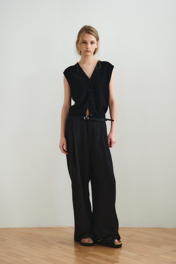 울 캐시미어 블렌드 베스트_블랙은 여성 고객을 위한 가을, 겨울용 상의입니다. 라운드넥 디자인에 레귤러핏으로, 울 90%, 캐시미어 10% 혼방 소재로 제작되어 부드러운 촉감을 선사합니다. 민소매 기장의 무지 패턴으로 베이직하고 클래식한 스타일을 연출하며, 두꺼운 두께감으로 보온성을 더했습니다. 니트 소재와 넥라인 디테일이 특징이며, 레이어드 스타일링이 가능하여 겨울 데일리룩, 모임룩, 오피스룩 등 다양한 TPO에 활용하기 좋습니다. 미니멀하고 시크한 무드를 연출해보세요.
