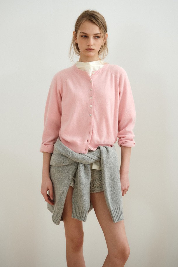 캐시미어 블렌드 라운드 가디건_라이트 핑크는 여성 의류로, 가을과 겨울에 착용하기 좋은 두께감 있는 긴소매 니트 가디건입니다. 캐시미어와 울 소재 혼방으로 제작되어 부드러운 촉감을 자랑하며, 라운드넥과 레귤러핏 디자인으로 베이직하고 클래식한 스타일을 연출합니다. 일상, 모임, 데이트 등 다양한 TPO에 활용 가능하며, 미니멀하고 클래식한 무드를 더해줍니다. 라이트 핑크 컬러의 무지 패턴에 버튼 여밈 디테일이 돋보이는 제품입니다.
