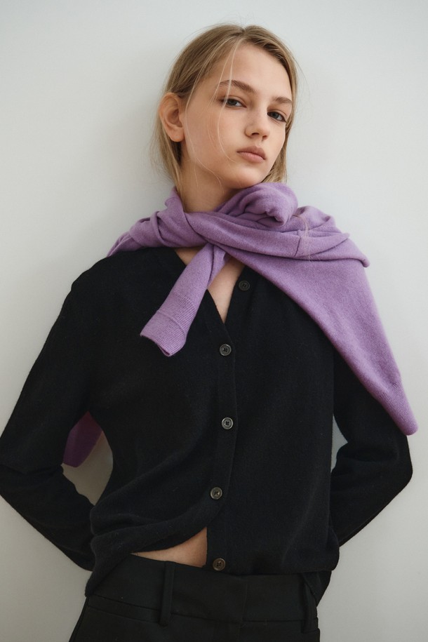 캐시미어 블렌드 브이넥 가디건은 부드러운 촉감의 캐시미어, 울, 나일론 혼방 소재로 제작되어 가을과 겨울에 따뜻하게 착용하기 좋습니다. 레귤러 핏과 긴 소매 기장으로 클래식하고 미니멀한 스타일을 연출하며, 브이넥 디자인이 세련된 느낌을 더합니다. 투웨이 스타일링이 가능하며 로고가 각인된 버튼과 니트 라벨 디테일로 고급스러움을 높였습니다. 데이트룩, 모임룩 등 다양한 TPO에 활용할 수 있는 활용도 높은 아이템입니다. 퍼플과 블랙 두 가지 컬러로 만나보세요.
