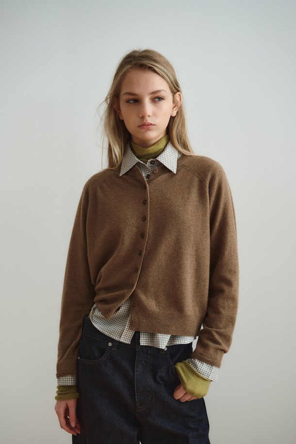 코코아 색상의 캐시미어 블렌드 라운드 가디건입니다. 부드러운 촉감의 캐시미어와 울 혼방 소재로 제작되어 가을, 겨울철에 따뜻하게 착용할 수 있습니다. 베이직하고 클래식한 스타일로 출근룩, 오피스룩, 모임룩 등 다양한 TPO에 활용 가능합니다. 레귤러핏 라운드넥 디자인에 긴소매, 무지 패턴, 버튼 여밈 디테일이 돋보입니다. 
