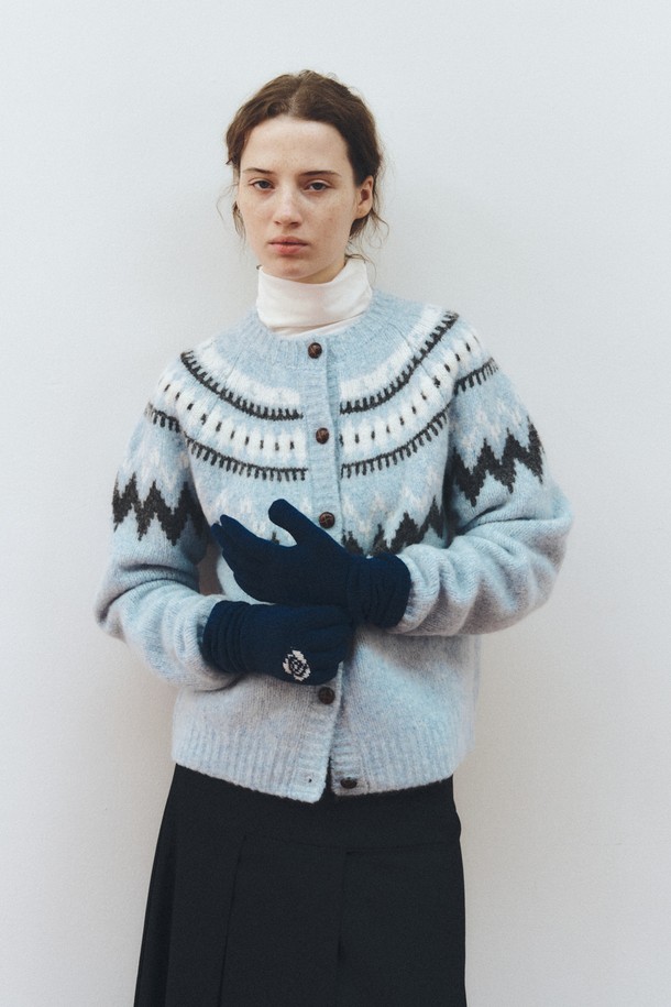 네이비 컬러의 캐시미어 블렌드 로즈 장갑입니다. 부드러운 촉감의 캐시미어와 울 소재 혼방으로 제작되어 가을과 겨울, 추운 날씨에도 따뜻하게 착용할 수 있습니다. 장갑 전체에 자수 기법으로 섬세하게 표현된 로즈 플라워 패턴이 돋보입니다. 클래식하고 미니멀한 스타일로 어떤 룩에도 잘 어울리며, 일상에서 보온성을 더해줄 아이템입니다.
