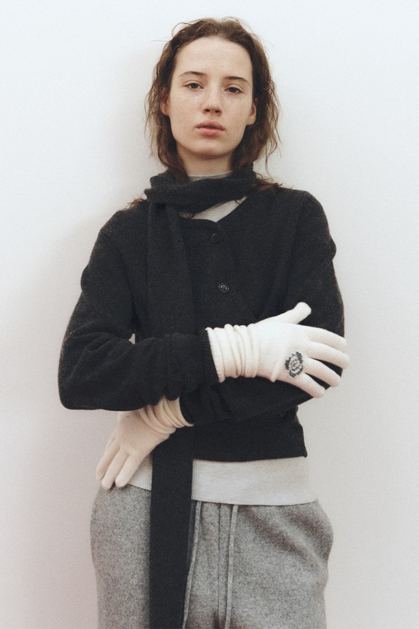 캐시미어 블렌드 로즈 장갑_아이보리(CASHMERE BLEND ROSE GLOVES_IVORY)는 부드러운 촉감의 캐시미어 혼방 소재로 제작되어 가을과 겨울에 따뜻하게 착용할 수 있습니다. 여성스러운 로즈 플라워 자수 디자인이 돋보이며, 손목 부분에는 리브 디테일을 더해 클래식, 로맨틱, 걸리시한 스타일을 연출합니다. 데이트룩이나 모임룩에 포인트를 더하여 세련된 분위기를 완성해보세요. 아이보리 컬러로 어떤 룩에도 잘 어울려 활용도가 높습니다.
