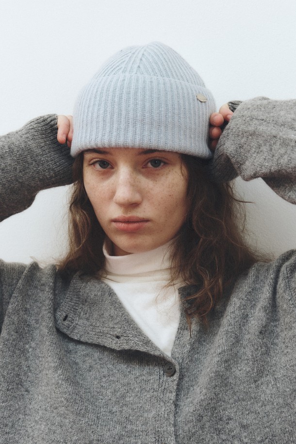 캐시미어 블렌드 비니_라이트 블루는 부드러운 촉감의 캐시미어 혼방 소재로 제작되어 가을, 겨울철 따뜻하게 착용할 수 있는 모자입니다. 미니멀, 클래식, 캐주얼 스타일 모두 소화 가능한 디자인으로, 일상 및 출근룩에 포인트를 더해줍니다. 라이트 블루 컬러와 무지 패턴이 어우러져 어떤 스타일에도 자연스럽게 매치됩니다. 일반적인 모자 깊이에 신축성 있는 소재와 리브드 디자인으로 편안한 착용감을 선사합니다.
