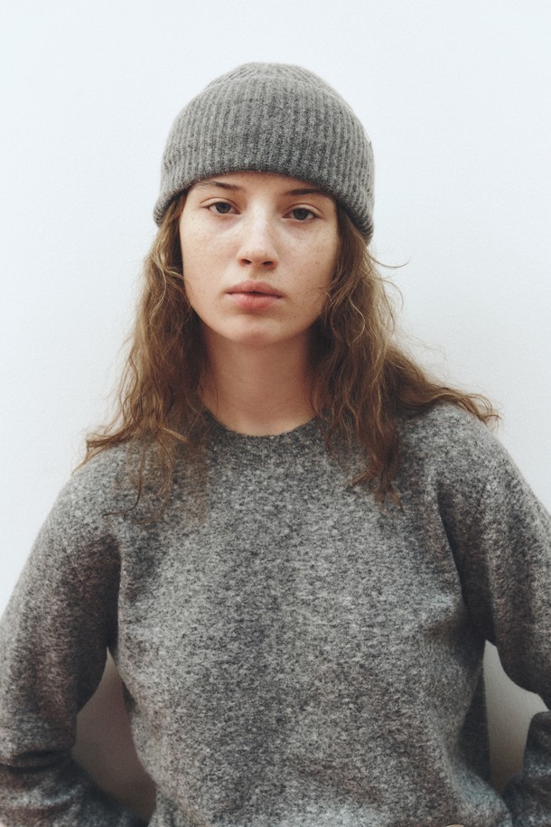 캐시미어 블렌드 비니_그레이는 부드러운 촉감의 캐시미어와 울 혼방 소재로 제작되어 가을, 겨울철 따뜻함을 선사합니다. 깊은 모자 깊이와 골지 니트 디자인이 특징이며, 무지 패턴의 클래식, 미니멀, 캐주얼 스타일을 연출하기 좋습니다. 출근룩에 포인트를 더할 수 있는 베이직한 디자인의 비니입니다.
