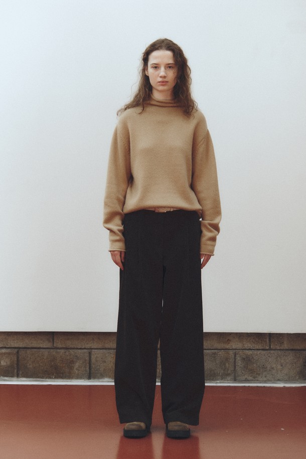 다크 브라운 컬러의 코듀로이 와이드 팬츠입니다. 가을과 겨울에 어울리는 두꺼운 두께감의 긴 바지로, 넉넉한 루즈핏이 편안한 착용감을 선사합니다. 부드러운 코듀로이 소재로 제작되어 따뜻하고 포근한 느낌을 주며, 베이직하고 캐주얼한 스타일을 연출합니다. 일상복은 물론, 출근룩으로도 활용 가능한 활용도 높은 아이템입니다. 무지 디자인에 포켓 디테일이 더해져 실용성을 높였습니다.
