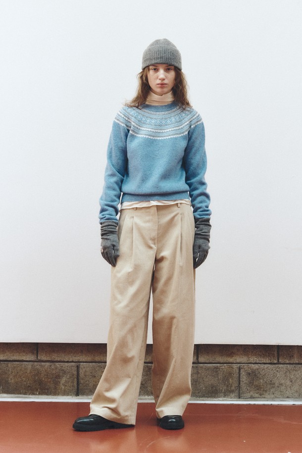 베이지 컬러의 코듀로이 와이드 팬츠입니다. 부드러운 촉감의 두꺼운 코듀로이 소재로 제작되어 가을, 겨울 시즌에 따뜻하게 착용하기 좋습니다. 루즈핏으로 편안한 착용감을 선사하며, 플리츠 디테일이 더해져 캐주얼하면서도 클래식한 무드를 연출합니다. 일상복은 물론 출근룩으로도 활용 가능한 베이직한 디자인입니다.
