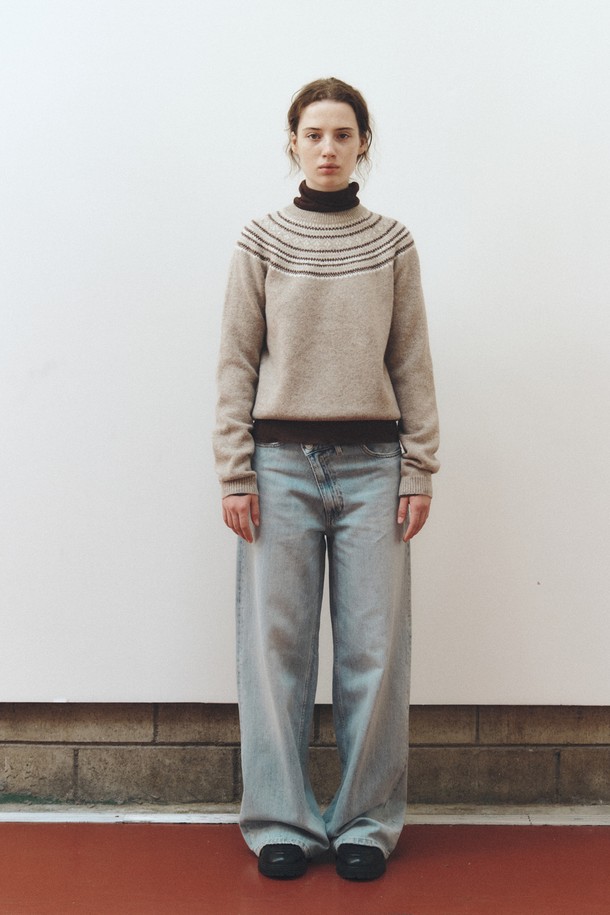 SHAGGY DOG NORDIC KNIT_BEIGE (셔기독 노르딕 니트_베이지)는 여성용 니트/스웨터로, 가을과 겨울에 따뜻하게 착용하기 좋습니다. 베이지와 브라운 컬러 조합의 노르딕 패턴이 클래식하고 베이직한 스타일을 연출하며, 레귤러핏 라운드넥 디자인입니다. 부드러운 울 소재와 두꺼운 두께감으로 포근한 착용감을 선사하며, 셔기독 디테일이 돋보입니다. 데이트룩, 모임룩 등 다양한 TPO에 미니멀, 캐주얼 스타일로 활용하기 좋습니다.
