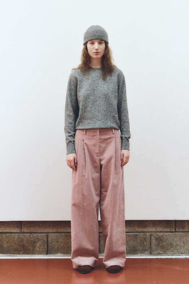 소프트 울 라운드넥 니트 탑_그레이는 부드러운 촉감의 소프트 울 소재로 제작되어 가을, 겨울 시즌에 따뜻하게 착용하기 좋습니다. 미니멀하고 베이직한 디자인으로 다양한 하의와 코디하기 용이하며, 출근룩과 같은 클래식한 스타일 연출에도 적합합니다. 레귤러 핏과 긴 소매 기장으로 편안한 착용감을 선사하며, 라운드넥 디자인으로 세련된 느낌을 더합니다. 두꺼운 두께감으로 보온성을 높여 추운 날씨에도 따뜻하게 입을 수 있는 여성용 니트입니다.
