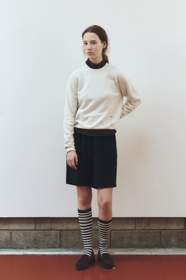 소프트 울 라운드넥 니트 탑_크림은 부드러운 촉감의 소프트 울 소재로 제작되어 가을과 겨울에 따뜻하게 착용하기 좋습니다. 베이직하고 미니멀한 디자인으로 일상, 출근룩, 모임룩 등 다양한 TPO에 활용할 수 있습니다. 레귤러 핏에 라운드넥, 긴 소매 기장으로 클래식, 미니멀, 캐주얼 스타일을 모두 소화하며, 두꺼운 두께감으로 포근함을 더합니다. 크림 컬러의 무지 디자인은 어떤 하의와도 쉽게 매치되어 활용도가 높습니다.
