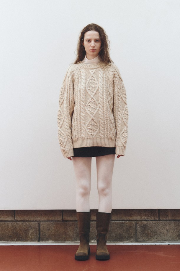 피셔맨 케이블 울 스웨터_라이트 베이지는 여성용 상의 니트/스웨터입니다. 부드러운 촉감의 울 소재로 제작되었으며, 가을과 겨울에 따뜻하게 착용할 수 있습니다. 클래식하고 베이직한 무드의 오버핏 터틀넥 디자인으로, 일상, 출근룩, 모임룩 등 다양한 TPO에 활용 가능합니다. 피셔맨 케이블 니트 패턴이 돋보이며, 긴 소매 기장과 두꺼운 두께로 포근함을 더합니다. 미니멀, 캐주얼 스타일을 즐기는 분들께 추천합니다.
