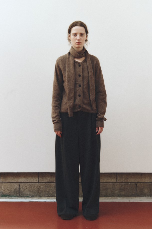 SCARF WOOL BLEND CARDIGAN_BROWN(스카프 울 블렌드 가디건_브라운)은 여성 고객을 위한 가을, 겨울용 상의입니다. 부드러운 촉감의 울 및 울 혼방 소재로 제작되었으며, 라운드 넥에 레귤러핏으로 디자인되었습니다. 차분하고 세련된 브라운 컬러에 무지 패턴으로, 베이직하면서도 클래식한 스타일을 연출합니다. 긴 소매 기장과 두께감 있는 소재로 따뜻함을 더하며, 스카프 디테일과 버튼 여밈 방식으로 포인트를 주었습니다. 오피스룩, 출근룩, 모임룩 등 다양한 TPO에 활용 가능하며, 미니멀하고 클래식한 스타일을 선호하는 고객에게 적합합니다.
