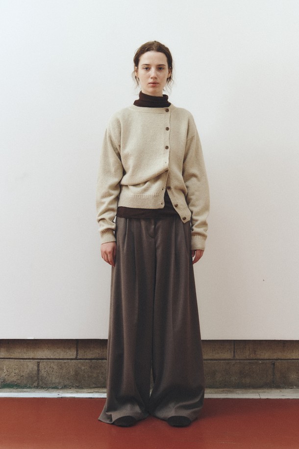 페일 베이지 컬러의 사이드 버튼 알파카 가디건입니다. 부드러운 촉감의 알파카 소재로 제작되어 가을, 겨울 시즌에 따뜻하게 착용하기 좋습니다. 미니멀하고 베이직한 디자인으로 출근룩, 모임룩 등 다양한 TPO에 활용 가능하며, 레귤러핏 라운드넥으로 편안한 착용감을 선사합니다. 두께감 있는 긴소매 무지 니트로, 사이드 버튼 디테일이 포인트입니다. 미니멀, 클래식 스타일을 선호하는 여성분들께 추천합니다.
