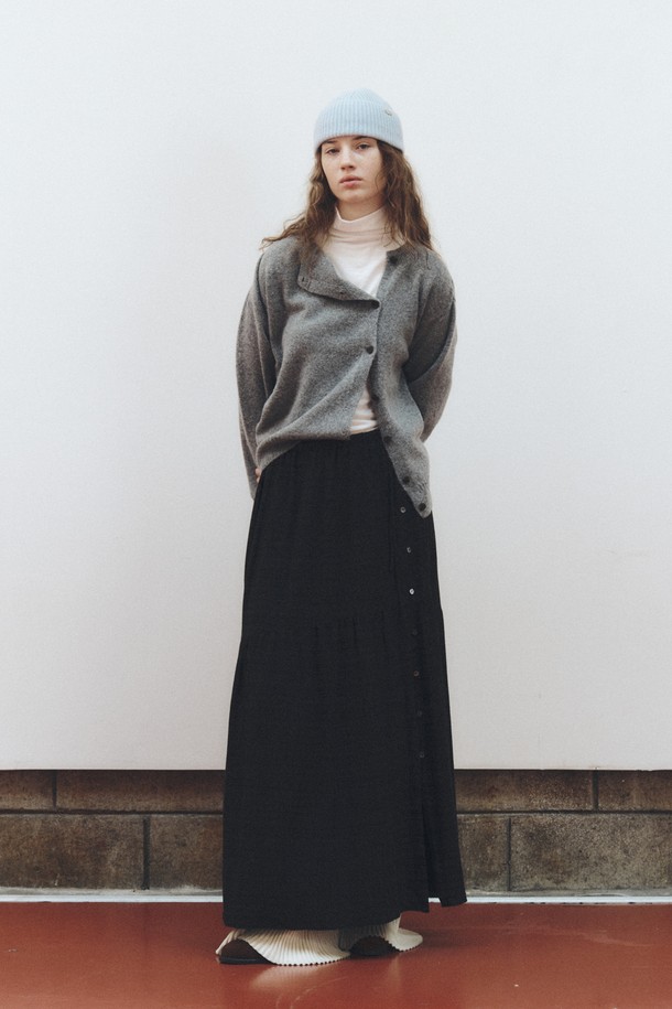 알파카 소재의 부드러운 촉감이 돋보이는 사이드 버튼 알파카 가디건_그레이입니다. 넉넉한 두께감으로 가을, 겨울 시즌 따뜻하게 착용하기 좋으며, 라운드 넥 디자인과 레귤러 핏으로 편안한 착용감을 선사합니다. 베이직하고 캐주얼한 스타일로 출근룩, 모임룩 등 다양한 TPO에 활용하기 좋으며, 미니멀, 캐주얼, 클래식 등 어떤 스타일에도 잘 어울립니다. 사이드 버튼 디테일이 포인트로, 세련된 무드를 더해줍니다.
