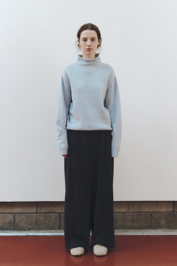 라이트 블루 컬러의 캐시미어 블렌드 하이넥 탑입니다. 부드러운 촉감의 캐시미어와 울 혼방 소재로 제작되어 가을, 겨울 시즌에 따뜻하게 착용할 수 있습니다. 레귤러 핏에 긴 소매 기장으로, 미니멀하고 베이직한 디자인이 돋보입니다. 출근룩, 미니멀, 클래식 스타일을 선호하는 여성분들께 추천합니다. 두께감 있는 하이넥 디자인이 포근함을 더하며, 다양한 하의와 매치하여 세련된 룩을 연출할 수 있습니다.
