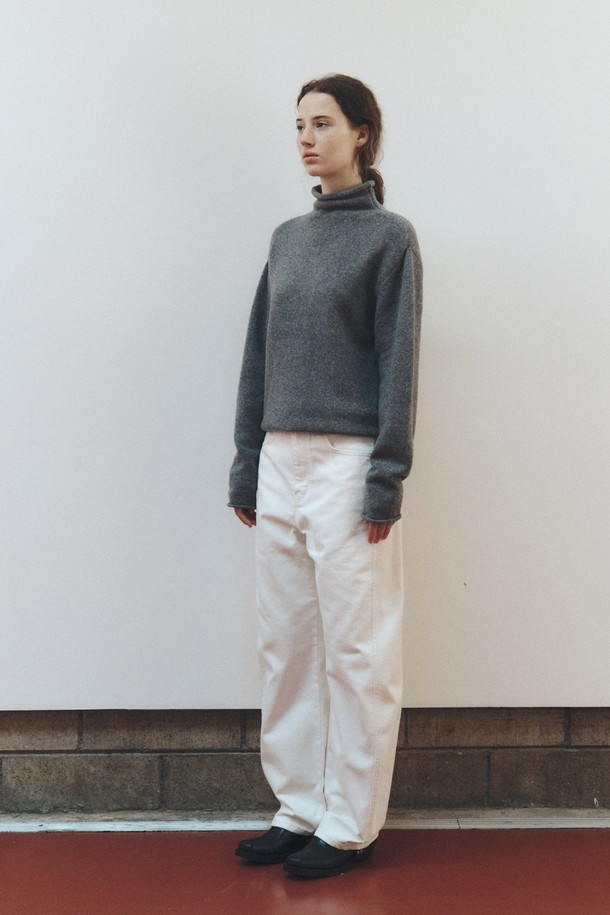 캐시미어 블렌드 하이넥 탑_그레이는 여성의 가을, 겨울 스타일을 책임질 니트/스웨터입니다. 캐시미어와 울 소재의 부드러운 촉감이 특징이며, 레귤러핏과 긴 소매 기장으로 편안한 착용감을 선사합니다. 미니멀하고 베이직한 디자인에 하이넥 터틀넥 스타일로 세련된 무드를 연출하며, 출근룩과 오피스룩에 적합합니다. 두꺼운 두께감으로 따뜻함을 더하고, 무지 패턴의 심플함이 돋보입니다.
