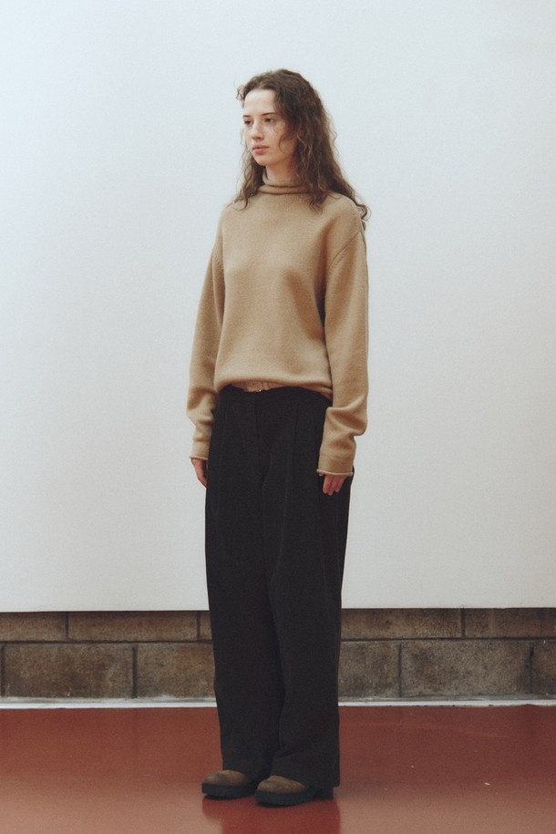 캐시미어 블렌드 하이넥 탑_카멜은 여성스러운 실루엣을 연출하는 니트/스웨터입니다. 캐시미어와 울의 혼방으로 제작되어 부드러운 촉감과 뛰어난 보온성을 자랑하며, 가을과 겨울에 따뜻하게 착용할 수 있습니다. 베이직하고 미니멀한 디자인으로, 하이넥과 긴소매, 레귤러 핏이 특징입니다. 출근룩, 오피스룩, 모임룩 등 다양한 TPO에 활용 가능하며, 클래식 및 미니멀 스타일을 선호하는 분들께 추천합니다.
