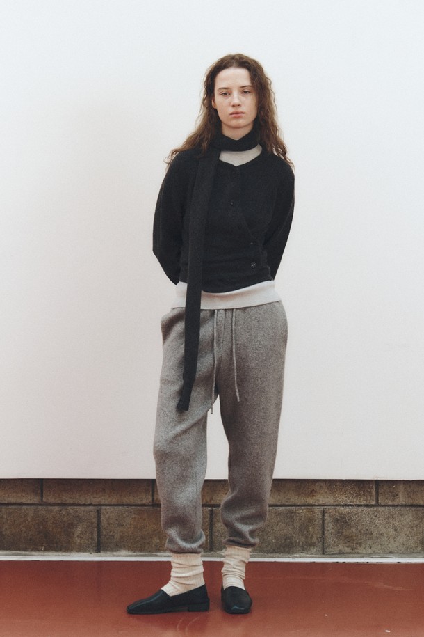 퓨어 울 조거 팬츠_그레이는 남녀 모두 착용 가능한 캐주얼, 스포티 스타일의 울 소재 조거 팬츠입니다. 가을, 겨울 시즌에 어울리는 두꺼운 두께감과 부드러운 촉감, 릴랙스핏으로 편안한 착용감을 선사합니다. 밑단 시보리 디자인으로 활동성을 높였으며, 출근룩, 여행룩 등 다양한 TPO에 활용 가능합니다. 미니멀한 무드의 무지 디자인으로 어떤 스타일에도 쉽게 매치할 수 있는 실용적인 아이템입니다.
