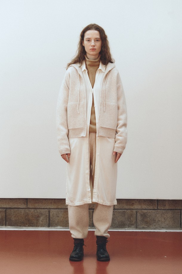 [12/26 예약 배송] 퓨어 울 후디_페일 베이지는 부드러운 촉감의 순수 울 소재로 제작된 여성용 후디입니다. 베이직하고 캐주얼한 스타일로, 겨울철 집콕룩에 적합한 아이템입니다. 루즈핏으로 편안함을 강조했으며, 긴 소매와 후드 디자인이 특징입니다. 페일 베이지 컬러의 무지 패턴으로 미니멀하고 클래식한 분위기를 연출합니다. 두꺼운 두께감으로 따뜻하게 착용할 수 있는 예약 배송 상품입니다.
