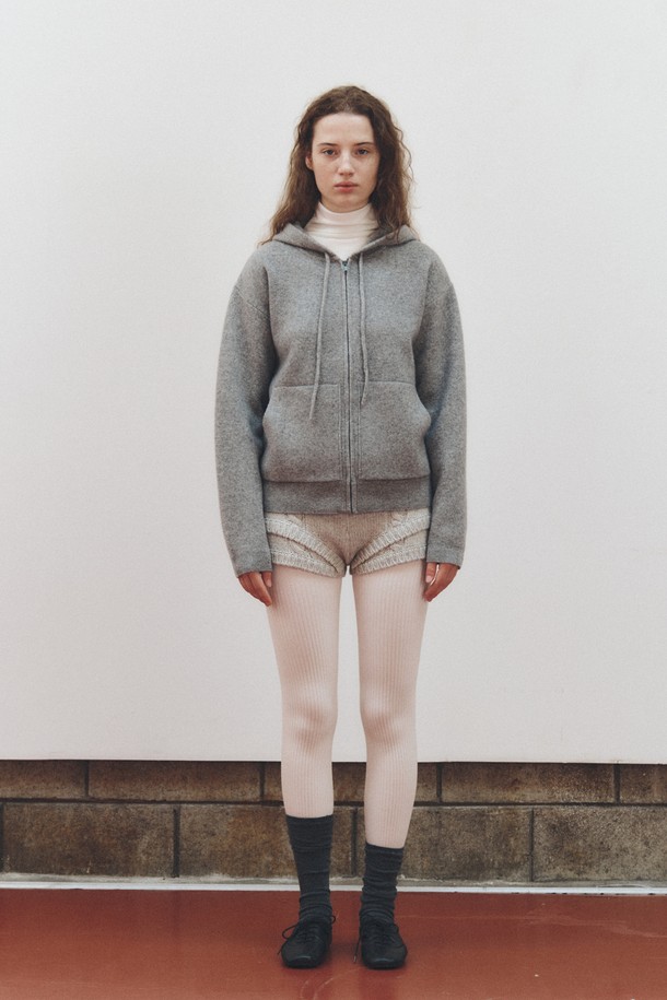 [12/26 예약배송] 퓨어 울 후디_그레이는 여성용으로, 가을과 겨울에 따뜻하게 입을 수 있는 두꺼운 울 소재의 후드 집업입니다. 부드러운 촉감과 베이직하고 캐주얼한 디자인으로 일상에서 편안하게 착용하기 좋습니다. 레귤러 핏에 긴 소매 기장으로, 산책이나 집콕 시 쾌적한 활동성을 제공합니다. 미니멀하고 클래식한 스타일을 연출하며, 어떤 룩에도 자연스럽게 어울립니다. 무지 패턴의 그레이 컬러로 다양한 스타일링이 가능합니다.
