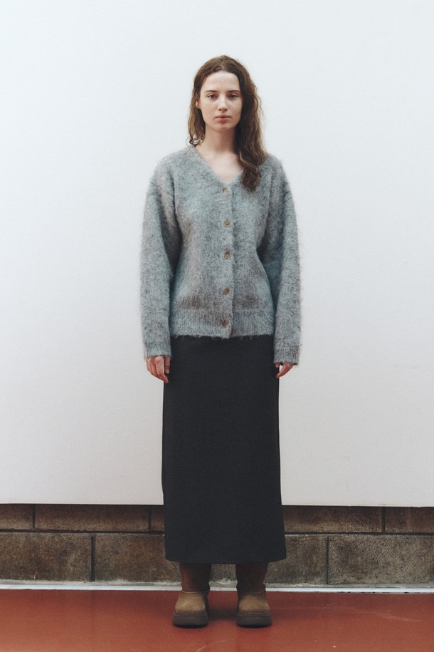 부드러운 헤어리 텍스처가 돋보이는 SOFT HAIRY TEXTURE CARDIGAN(소프트 헤어리 텍스처 가디건)_GREY입니다. 여성용으로, 가을과 겨울에 따뜻하게 입을 수 있는 두꺼운 울 소재의 크롭 기장 가디건입니다. 라운드넥 디자인에, 톤 다운된 그레이 컬러와 무지 패턴으로 캐주얼하고 베이직한 스타일을 연출합니다. 루즈핏으로 편안하게 착용 가능하며, 데이트룩이나 모임룩에 활용하기 좋습니다. 긴 소매와 버튼 여밈 디테일로 클래식하고 미니멀한 스타일을 완성해보세요.
