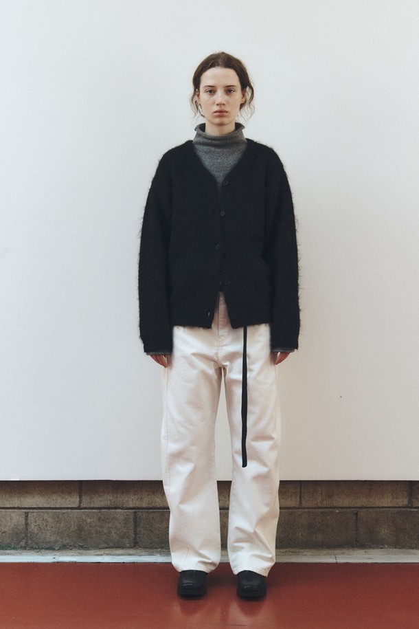 소프트 헤어리 텍스처 카디건_블랙은 부드러운 촉감과 따뜻함을 선사하는 여성용 니트/스웨터입니다. 가을, 겨울 시즌에 어울리는 루즈핏의 긴소매 카디건으로, 베이직하고 미니멀한 스타일을 연출합니다. 울 소재로 제작되어 포근하며, 헤어리 텍스처가 특징입니다. 라운드넥 디자인에 무지 패턴으로 어떤 옷에도 쉽게 매치할 수 있어 출근룩, 모임룩 등 다양한 TPO에 활용 가능합니다. 클래식, 미니멀, 캐주얼 등 폭넓은 스타일을 소화하는 활용도 높은 아이템입니다.
