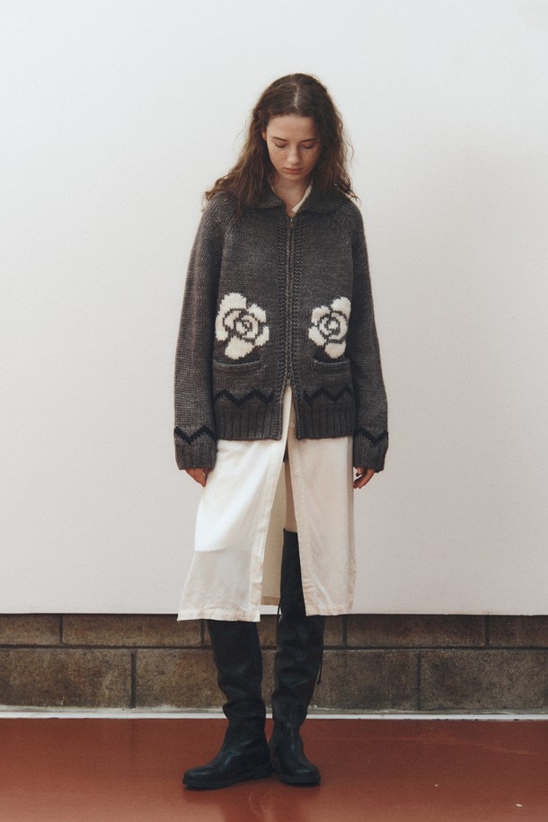 ROSE 카우칭 칸 카디건_그레이는 여성용 니트/스웨터 카테고리에 속하는 캐주얼 스타일의 집업 가디건입니다. 가을, 겨울에 착용하기 좋으며, 울 50%, 아크릴 50% 혼방 소재로 제작되어 따뜻하고 포근한 착용감을 선사합니다. 릴랙스 핏에 긴 소매, 라운드넥 디자인으로 편안하게 착용할 수 있으며, 소매단과 밑단에 배색 포인트를 주어 세련된 느낌을 더했습니다. 로즈와 코위찬 패턴이 돋보이는 두꺼운 두께감의 그레이 컬러 카디건으로, 데일리룩에 포인트 아이템으로 활용하기 좋습니다. 지퍼 클로징 방식으로 간편하게 여밀 수 있습니다.
