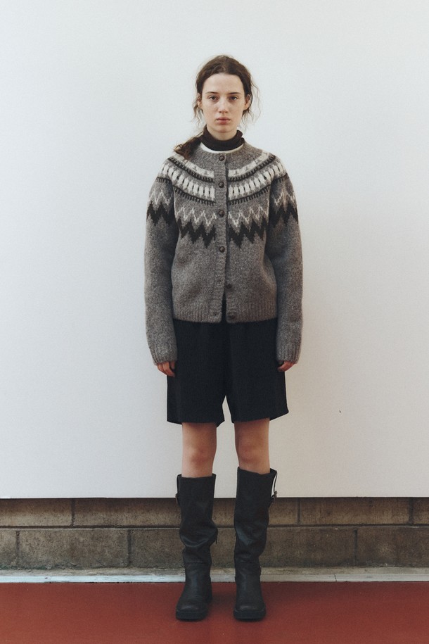 노르딕 청키 카디건_그레이는 여성용 니트/스웨터 카테고리에 속하는 제품입니다. 울 블렌드 원사를 사용하여 부드러운 촉감을 자랑하며, 겨울철 일상과 출근룩, 모임룩에 모두 잘 어울립니다. 클래식하고 캐주얼한 스타일을 연출하며, 다양한 이너웨어와 레이어드하여 스타일링할 수 있습니다. 레귤러 핏의 터틀넥 디자인과 긴 소매, 두꺼운 두께감으로 따뜻함을 더합니다. 노르딕 패턴이 돋보이는 그레이 및 라이트블루 컬러의 카디건입니다.
