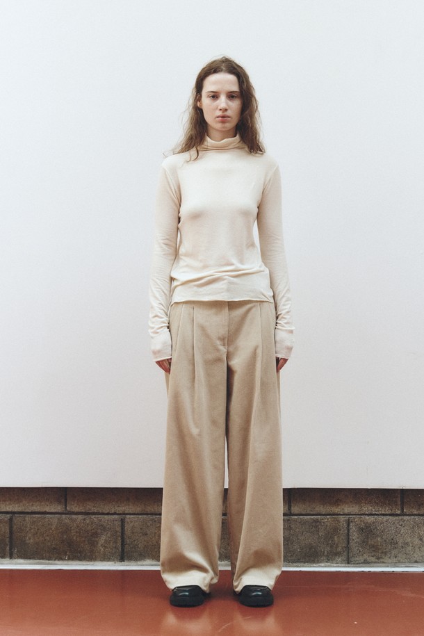 라이트 옐로우 컬러의 소프트 울 저지 탑은 가을, 겨울 시즌 당신의 출근룩에 미니멀하고 클래식한 무드를 더해줄 여성 상의입니다. 부드러운 촉감의 울 소재와 레귤러 핏, 라운드넥 디자인으로 편안한 착용감을 선사합니다. 두꺼운 두께감과 긴 소매 기장이 따뜻함을 유지해주며, 무지 패턴의 디자인으로 다양한 하의와 손쉽게 매치할 수 있습니다. 일상 속에서 세련된 스타일을 연출하고 싶은 여성분들께 추천합니다.
