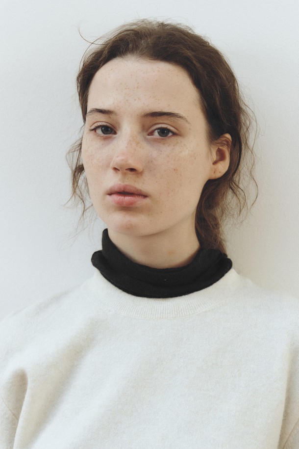 SOFT WOOL JERSEY TOP_BLACK은 부드러운 울 소재의 저지 탑으로, 가을과 겨울에 착용하기 좋은 여성 의류입니다. 하프넥 디자인에 레귤러핏으로 제작되어 미니멀하고 베이직한 스타일을 연출하며, 두꺼운 두께감으로 따뜻함을 더합니다. 긴 소매 기장과 무지 패턴은 클래식하고 시크한 분위기를 자아냅니다. 출근룩, 오피스룩 등 TPO에 적합하며, 다양한 하의와 매치하여 세련된 스타일을 완성할 수 있습니다.
