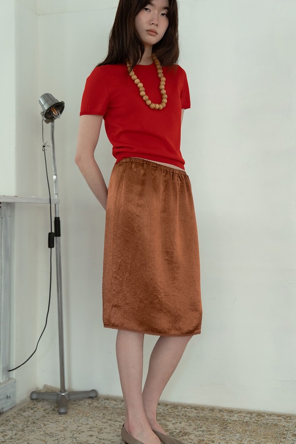 레이스 트리밍 새틴 스커트_카멜은 여성용 미디스커트로, 부드러운 촉감의 새틴 소재로 제작되었습니다. H라인 핏에 레이스 트리밍 디테일이 더해져 엘레강스하면서도 클래식한 무드를 연출합니다. 허리 밴딩으로 편안한 착용감을 제공하며, 얇은 두께감으로 봄, 가을 시즌에 즐겨 입기 좋습니다. 데이트룩, 모임룩, 카페룩 등 다양한 TPO에 클래식, 미니멀, 로맨틱 스타일로 연출할 수 있습니다.
