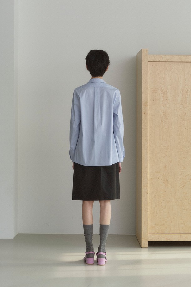라이트 블루 컬러의 코튼 블렌드 스트라이프 셔츠입니다. 면 76%, 나일론 21%, 폴리우레탄 3% 혼방 소재로 제작되어 부드러운 촉감을 선사하며, 얇은 두께로 봄, 여름 시즌에 시원하게 착용하기 좋습니다. 오픈 카라 디자인에 세미 A라인 핏으로 편안하면서도 여성스러운 실루엣을 연출합니다. 파자마 스타일, 가슴 포켓 디테일, 진주 단추, 첫 번째 단추로 다양한 카라 연출이 가능하여 캐주얼, 미니멀, 클래식 스타일을 모두 소화할 수 있습니다. 데이트룩과 카페룩에 잘 어울리는 아이템입니다.
