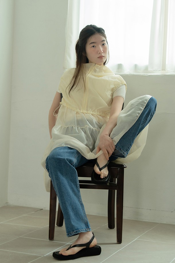 **쉬어 레이어드 드레스_라이트 베이지**는 여성스러운 무드를 연출하는 미니멀하고 우아한 원피스입니다. 얇은 두께감의 나일론, 텐셀 혼방 소재로 제작되어 부드러운 촉감을 선사하며, 봄, 여름 시즌에 시원하게 착용하기 좋습니다. 라운드넥에 반소매 디자인으로, 비침이 있는 시어 소재와 A라인 실루엣이 여성스러운 분위기를 더합니다. 불규칙한 버튼 디테일과 비대칭 개더링, 레이어드 스타일링이 가능한 디자인으로, 데이트룩, 카페룩, 모임룩 등 다양한 TPO에 맞춰 클래식하고 로맨틱한 스타일을 연출할 수 있습니다.
