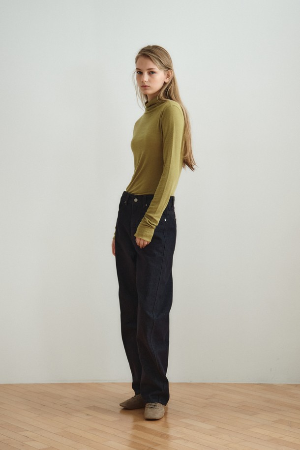 SOFT WOOL JERSEY TOP_올리브는 부드러운 촉감의 울 저지 소재로 제작된 여성 상의입니다. 올리브와 아이보리 두 가지 색상으로 출시되었으며, 가을과 겨울에 착용하기 좋습니다. 하이넥 디자인과 슬림핏으로 미니멀하고 시크한 스타일을 연출하며, 긴 소매와 소매 커프스 디테일이 특징입니다. 두꺼운 두께감으로 보온성을 높였으며, 스트레치 소재로 편안한 착용감을 선사합니다. 레이어드 스타일링이 가능하여 겨울 데일리룩, 오피스룩, 모임룩 등 다양한 TPO에 활용할 수 있습니다.
