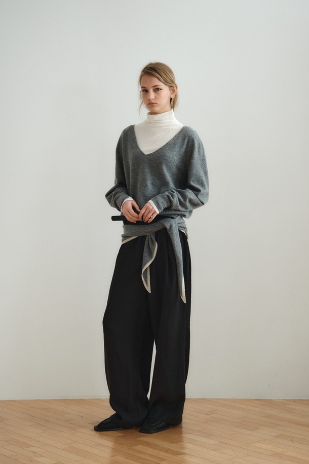 부드러운 울 소재의 SOFT WOOL JERSEY TOP_아이보리 상의입니다. 가을과 겨울에 어울리는 두꺼운 두께감으로 따뜻하게 착용할 수 있으며, 루즈핏 디자인과 브이넥 라인이 편안하면서도 세련된 스타일을 연출합니다. 베이직하고 미니멀한 디자인으로 출근룩, 모임룩 등 다양한 TPO에 활용 가능하며, 클래식하고 미니멀한 스타일을 즐기는 분들께 추천합니다. 울 소재 특유의 부드러운 터치감이 특징입니다. 긴 소매 기장으로 더욱 포근한 느낌을 더했습니다.
