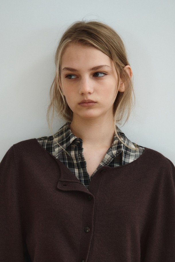 슬림 체크 셔츠_블랙은 캐주얼, 베이직 스타일의 공용 셔츠입니다. 면과 폴리에스테르 혼방 소재로 제작되어 부드러운 촉감을 선사하며, 가을에 적합한 보통 두께의 긴소매 셔츠입니다. 블랙과 아이보리 두 가지 색상으로 출시되었으며, 차이나칼라와 슬림핏 디자인이 특징입니다. 내추럴한 컬러의 버튼 디테일이 돋보이며, 깔끔한 체크 패턴으로 다양한 스타일링이 가능합니다. 동네 마실룩이나 가을 나들이룩에 적합하며, 캐주얼, 미니멀, 클래식 등 다양한 스타일 연출에 활용할 수 있습니다.
