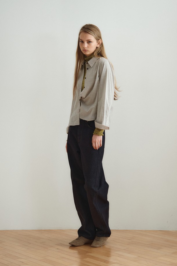 **슬림 체크 셔츠 (아이보리)**

일상은 물론, 데이트룩과 카페룩에도 잘 어울리는 슬림핏 체크 셔츠입니다. 부드러운 면 소재로 제작되어 편안한 착용감을 선사하며, 봄, 가을 시즌에 활용하기 좋습니다. 아이보리, 블랙 모노톤 컬러로 출시되어 다양한 하의와 쉽게 매치할 수 있으며, 깔끔하고 캐주얼한 스타일을 연출합니다. 크롭 기장에 칼라 디자인, 긴 소매, 체크 패턴이 더해져 트렌디함을 더했습니다. 내추럴한 컬러의 버튼 디테일이 돋보이는 슬림 체크 셔츠로, 미니멀, 클래식 무드를 즐겨보세요.
