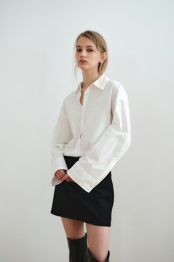 릴렉스드 코튼 셔츠_오프 화이트는 여성 의류 상의 카테고리에 속하는 셔츠/블라우스입니다. 오프 화이트와 다크 브라운 두 가지 색상으로 출시되었으며, 봄, 가을 계절에 일상 및 데이트룩, 오피스룩에 적합합니다. 미니멀, 베이직 스타일을 추구하는 분들께 추천하며, 면 소재로 제작되어 부드러운 촉감을 선사합니다. 릴랙스핏과 와이드 핏으로 편안한 착용감을 제공하며, 긴 소매와 칼라 디자인으로 클래식한 매력을 더합니다. 소매 커프스 조절이 가능하며, 레이어드하여 다양한 스타일을 연출할 수 있는 기본 셔츠입니다.
