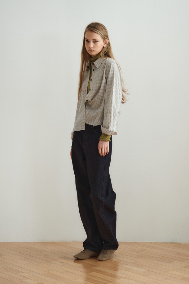 다크 네이비 컬러의 여성용 커브드 데님 팬츠입니다. 봄, 가을에 어울리는 캐주얼 스타일의 긴 기장 와이드 핏 데님 팬츠로, 루즈핏으로 편안하게 착용할 수 있습니다. 데님 소재 특유의 견고함과 자연스러운 무드가 돋보이며, 무지 디자인으로 다양한 상의와 매치하기 용이합니다. 커브드 디자인이 적용되어 트렌디하면서도 세련된 스타일을 연출합니다. 밴딩이 없어 깔끔한 핏을 유지하며 미니멀한 스타일을 즐기기에 좋습니다.
