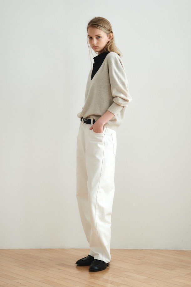 커브드 데님 팬츠 오프 화이트는 여성용 데님 팬츠로, 베이직하고 캐주얼한 스타일을 연출합니다. 면과 폴리에스테르 혼방 소재로 제작되어 사계절 내내 착용 가능하며, 루즈핏으로 편안한 착용감을 선사합니다. 무지 디자인에 사이드라인 라운드 디자인과 곡선 실루엣이 특징이며, 뒷허리 밴딩으로 사이즈 조절이 용이합니다. 동네 마실룩, 여행룩 등 데일리룩으로 활용하기 좋으며, 캐주얼, 미니멀, 클래식 스타일을 선호하는 분들께 추천합니다.
